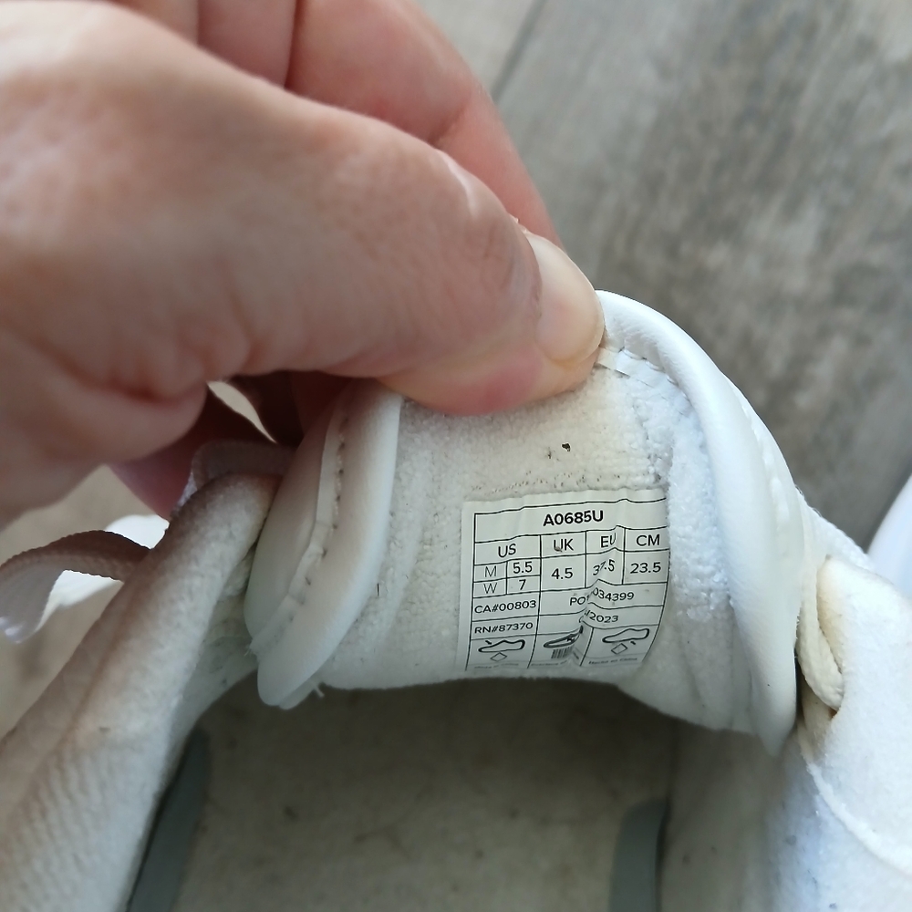 ALO Recovery Mode Sneakers in Natural White/Gum. W (7) M(5.5) - Picture 11 of 11